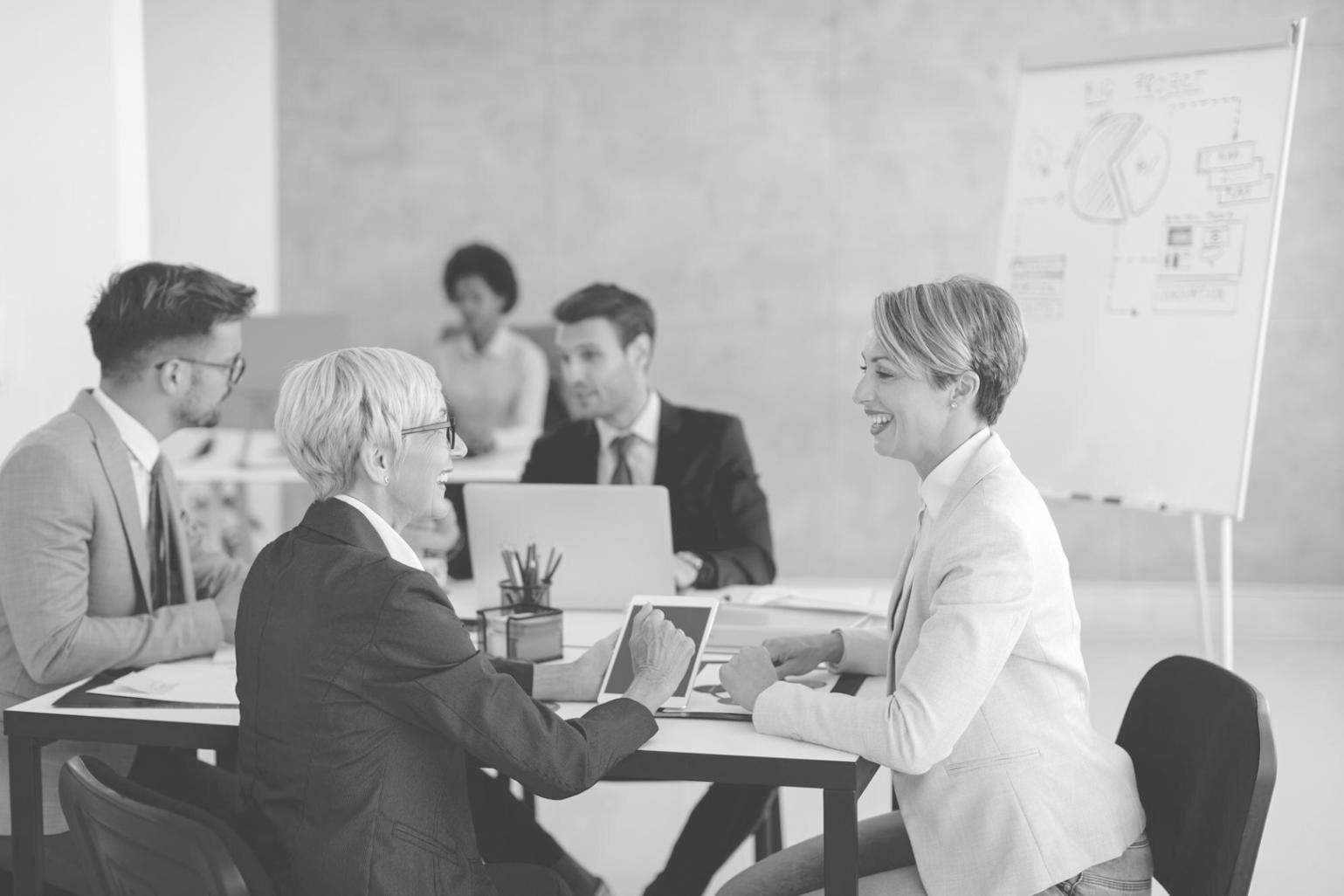 Bureau avec documents financiers et calculatrice