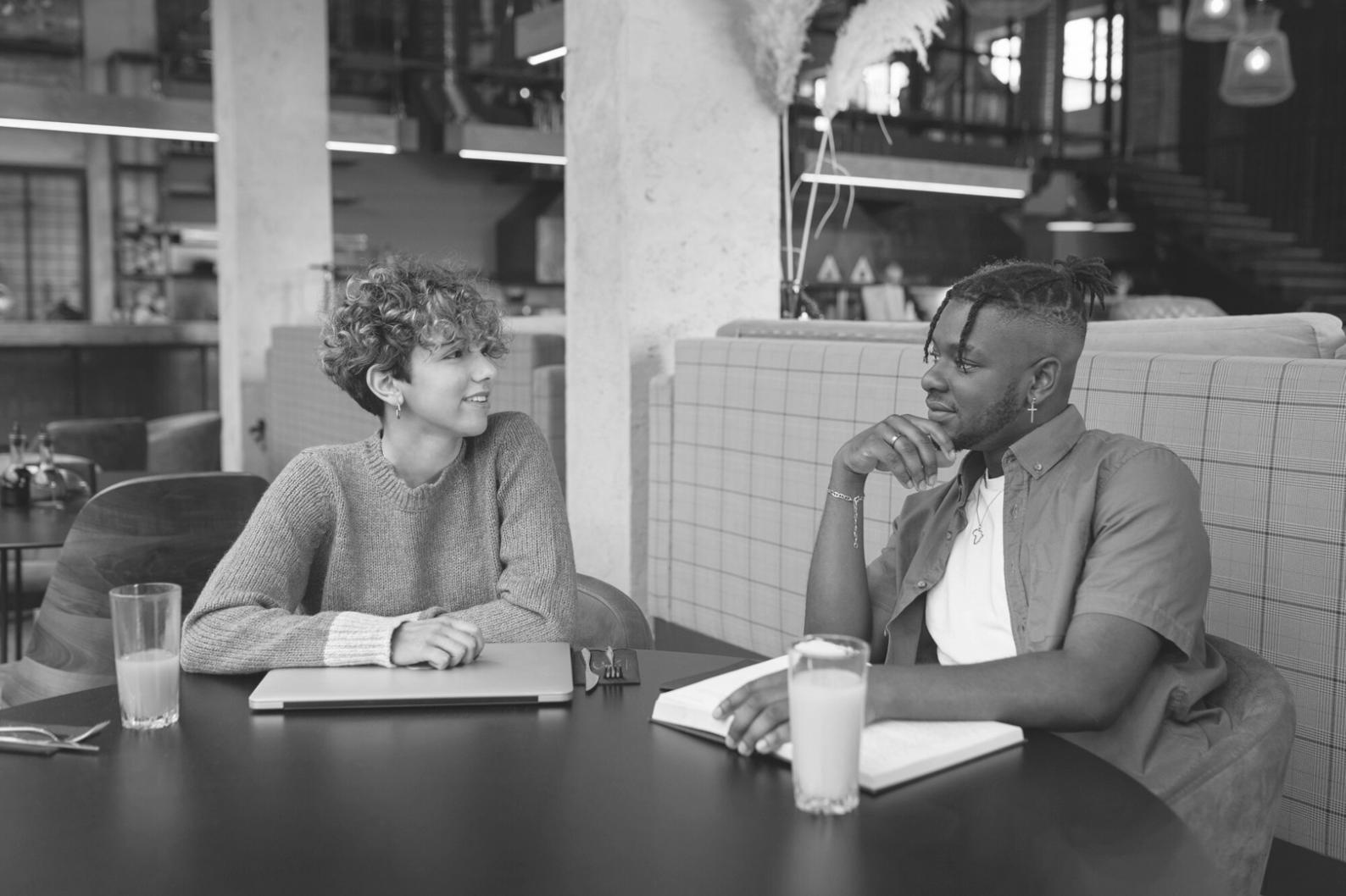 Réunion d'équipe analysant des modèles financiers sur grand écran