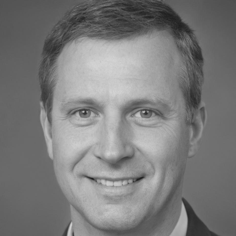 Professionnel travaillant sur des modèles financiers