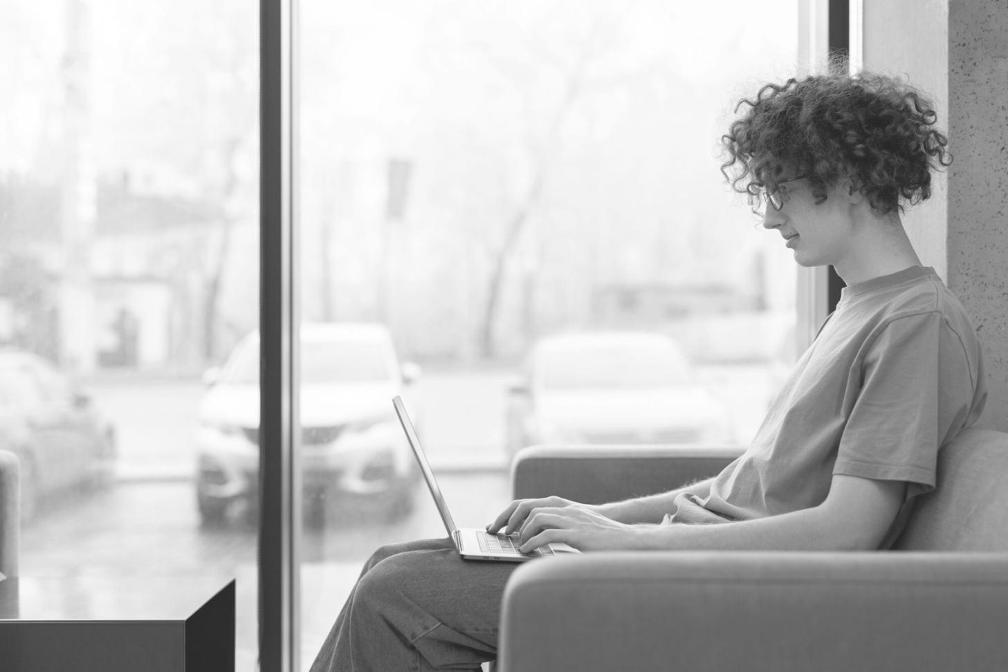 Analyse de données financières sur écran d'ordinateur avec graphiques et modèles